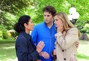 Als Theresa (Ines Lutz, r.) in den Streit zwischen Doris (Simone Ritscher, l.) und Moritz (Daniel F&uuml;nffrock, M.) schlichtend eingreifen will, verpasst ihr Doris eine schallende Ohrfeige.