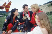 Eine Rockkonzertb&uuml;hne ist zusammengebrochen und Tina (Sarah Berg, re.) wurde verletzt. Ein weiteres Mal bietet Roadie Florian (Jo Weil) der Medicopter-Crew mit Gina (Julia Cencig, li.) und Karin (Roswitha Meyer) seine Unterst&uuml;tzung an und outet sich als gelernter Sanit&auml;ter.