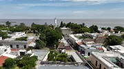Trägt mit Stolz den Titel „UNESCO-Weltkulturerbe“: Colonia del Sacramento ist die älteste Stadt des Landes, sie liegt am Río de la Plata, dieser Mündungstrichter trennt Uruguay von Argentinien. Trägt mit Stolz den Titel „UNESCO-Weltkulturerbe“: Colonia del Sacramento ist die älteste Stadt des Landes, sie liegt am Río de la Plata, dieser Mündungstrichter trennt Uruguay von Argentinien.