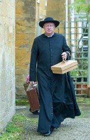 Father Brown (Mark Williams) macht sich alleine auf den Weg, um das wertvolle blaue Kreuz ins Kloster von Newbury zu bringen.