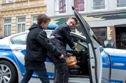 Der 12-j&auml;hrige Marvin (Niklas Post, l.) f&auml;llt v&ouml;llig &uuml;berraschend Piet Wellbrook (Peter Fieseler, r.) mit einem Teppichmesser an und verletzt ihn schwer am Bein.