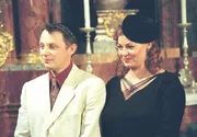 Der gewitzte Boris (Arndt Schwering-Sohnrey) und seine resolute Frau Elly (Petra Berndt). Der gewitzte Boris (Arndt Schwering-Sohnrey) und seine resolute Frau Elly (Petra Berndt).
