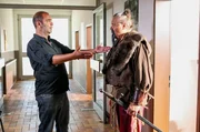 Girwidz (Michael Brandner, r.) macht bei einem Fotowettbewerb mit und inszeniert sich als Dschingis Khan. Yazid (Hannes Ringelstetter, l.) wird sein Fotograf.