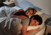 Kristin (Nina Schmieder, l.) hat Sehnsucht nach Moritz (Daniel F&uuml;nffrock, r.) und kuschelt sich nachts an ihn.