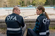 Jan Kawig (Bernhard Conrad) und Annett Schuster (Kristin Suckow) am Leichenfundort in einem verlassenen Freibad. Jan Kawig (Bernhard Conrad) und Annett Schuster (Kristin Suckow) am Leichenfundort in einem verlassenen Freibad.