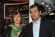 Sandra Erg&uuml;n (Maike v. Bremen) und Leon (Daniel Fehlow) k&ouml;nnen den Anblick von Verenas Geburtstagsvideo auf der Trauerfeier nur schwer ertragen.