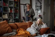 Eszti (Gabriella Repic) k&uuml;mmert sich um Bea (Julia Ragnarsson, r.).