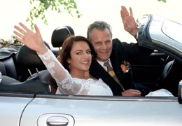 Auf in die Flitterwochen: Lena (Christine Neubauer) und Laurens (Peter Sattmann) geben Gas!