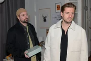 John (Felix von Jascheroff, l.) kann sich auch nicht erklären, was mit Philip (Jörn Schlönvoigt) los ist. John (Felix von Jascheroff, l.) kann sich auch nicht erklären, was mit Philip (Jörn Schlönvoigt) los ist.