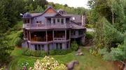 Dan und Karen Keene leben mit ihren beiden Söhnen in Montpelier, Vermont, verbringen aber jede freie Minute in den Bergen. Nun hat die Familie beschlossen, Montpelier zu verlassen und in die gemütliche Kleinstadt Stowe, am Fuße des Mount Mansfield zu ziehen. Hier haben sie im Sommer unzählige Wanderwege vor der Tür, im Winter gibt es hervorragende Ski- und Snowboard-Möglichkeiten. Dan und Karen Keene leben mit ihren beiden Söhnen in Montpelier, Vermont, verbringen aber jede freie Minute in den Bergen. Nun hat die Familie beschlossen, Montpelier zu verlassen und in die gemütliche Kleinstadt Stowe, am Fuße des Mount Mansfield zu ziehen. Hier haben sie im Sommer unzählige Wanderwege vor der Tür, im Winter gibt es hervorragende Ski- und Snowboard-Möglichkeiten.