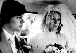 rbb Fernsehen CONTROL, Spielfilm Gro&szlig;britannien/USA/Australien/Japan 2007, am Samstag (01.01.11) um 00:30 Uhr. 1975 heiratet Ian (Sam Riley) mit 19 Jahren seine Freundin Debbie (Samantha Morton).