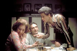 Zuhause kommt es bei Tony (John Travolta, re.) und seinen Eltern Frank (Val Bisoglio, Mi.) und Flo Manero (Julie Bovasso, li.) h&auml;ufig zu lautstarken Auseinandersetzungen.