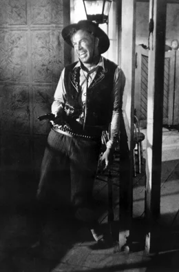 Noch glaubt sich Gangster Liberty Valance (Lee Marvin) siegessicher. Doch wer wird zuerst schie&szlig;en? Valance, Stoddard oder doch jemand ganz anderes?