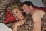 Maren (Eva Mona Rodekirchen) versucht, den von der Beerdigung mitgenommenen Alexander (Clemens L&ouml;hr) aufzuheitern und landet dabei prompt mit ihm im Bett.