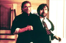Walker (Jean-Claude van Damme) st&ouml;&szlig;t bei seinen Ermittlungen auf den korrupten Senator Aaron McComb (Ron Silver), der den Lauf der Geschichte ver&auml;ndern will. Sein Ziel ist es, Pr&auml;sident der Vereinigten Staaten zu werden - und daf&uuml;r braucht er vor allem viel Geld...