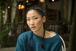 Uisenma Borchu ist eine mongolisch-deutsche Regisseurin und Schauspielerin. In Uisenma Borchus zweitem semibiografischen Film "Schwarze Milch" sucht eine junge Frau nach ihren Wurzeln.