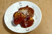 Für das Gericht Plátanos en mole werden die Bananen zunächst gekocht und dann mit einer würzigen, mit Schokolade abgeschmeckten Soße aus gegrillten Tomaten überzogen. Für das Gericht Plátanos en mole werden die Bananen zunächst gekocht und dann mit einer würzigen, mit Schokolade abgeschmeckten Soße aus gegrillten Tomaten überzogen.