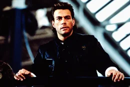 Ein Auftrag f&uuml;hrt Polizist Max ( Jean- Claude Van Damme) in die Vergangenheit. Er soll dort nach dem Rechten sehen.