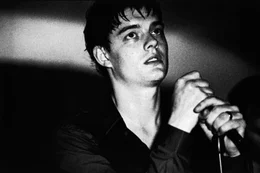 Ian Curtis (Sam Riley) gelingt es, auf der B&uuml;hne mit seinem monochromen Klagegesang die Massen zu begeistern.