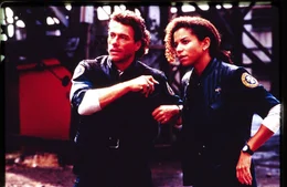 L-R: Max Walker (Jean-Claude Van Damme) und Fielding (Gloria Reuben)