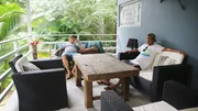 Nick und Jarreau aus Hawaii wollen das abenteuerliche Leben in Costa Rica kennenlernen und suchen dort ein Haus. Die beiden lieben surfen und suchen etwas 'off the grid', am besten direkt am Strand. Von San Jos&eacute; bis Puerto Jim&eacute;nez fahren sie mit dem Makler Trevor einmal quer durchs Land, um die besten und abgelegensten H&auml;user zu besichtigen. Das einzige Kriterium ist verf&uuml;gbares W-Lan.