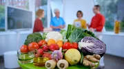 Essen als Medizin: Die Docs zeigen, wie mit gezielten Ernährungs-Strategien Symptome verbessert oder Krankheiten sogar geheilt werden können. Essen als Medizin: Die Docs zeigen, wie mit gezielten Ernährungs-Strategien Symptome verbessert oder Krankheiten sogar geheilt werden können.