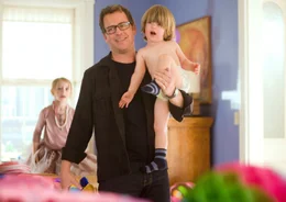 Richard (Greg Kinnear, Mitte) k&uuml;mmert sich um Emily (Emma Ryne Lyle) und Ben (Julius Goldberg).