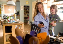 WDR Fernsehen DER GANZ NORMALE WAHNSINN - WORKING MUM (I don't know how she does it), USA 2011, Regie Douglas McGrath, am Dienstag (19.08.14) um 22:30 Uhr. Multitasking Mutter Kate (Sarah Jessica Parker) checkt Termine und k&uuml;mmert sich um ihren Sohn Ben (Julius Goldberg).
