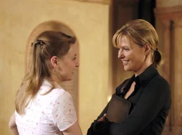 Die gl&uuml;ckliche Sara (Theresa Scholze, li.) erz&auml;hlt Julia (Katharina B&ouml;hm) von ihrer gro&szlig;en Liebe.