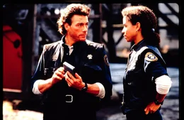 L-R: Max Walker (Jean-Claude Van Damme) und Fielding (Gloria Reuben)