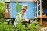 Gerettet. Fritz Fuchs (Guido Hammesfahr) hat die Brennnesseln vor seinem Nachbarn beschützt, der alle vernichten wollte. Die Brennnesseln sind ein gutes Biotop für viele Schmetterlinge rund um den Bauwagen. Gerettet. Fritz Fuchs (Guido Hammesfahr) hat die Brennnesseln vor seinem Nachbarn beschützt, der alle vernichten wollte. Die Brennnesseln sind ein gutes Biotop für viele Schmetterlinge rund um den Bauwagen.