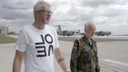 Milit&auml;rseelsorger Bernd Tiggemann (l.) l&auml;sst sich an seinem ersten Arbeitstag von Spie&szlig; Mirko Neuhaus (r.) den Standort zeigen.