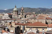 Letizia Battaglia fängt mit ihrer Leica das Leben in ihrer Heimatstadt Palermo ein, die in den 1970er und 1980er Jahren von der Mafia beherrscht wurde. Letizia Battaglia fängt mit ihrer Leica das Leben in ihrer Heimatstadt Palermo ein, die in den 1970er und 1980er Jahren von der Mafia beherrscht wurde.