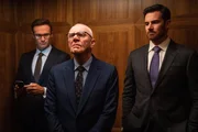 Als Roger Ailes&lsquo; sexuelle &Uuml;bergriffe nicht mehr zu bezweifeln sind, wird er von Rupert Murdoch (Malcolm McDowell, M.), Multimilliard&auml;r und Besitzer von Fox News, mit einer satten Abfindung entlassen. Murdochs S&ouml;hne Lachlan (Ben Lawson, r.) und James (Josh Lawson, l.) tragen die Entscheidung mit.