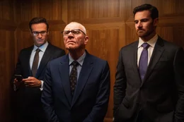 Als Roger Ailes&lsquo; sexuelle &Uuml;bergriffe nicht mehr zu bezweifeln sind, wird er von Rupert Murdoch (Malcolm McDowell, M.), Multimilliard&auml;r und Besitzer von Fox News, mit einer satten Abfindung entlassen. Murdochs S&ouml;hne Lachlan (Ben Lawson, r.) und James (Josh Lawson, l.) tragen die Entscheidung mit.