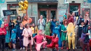 Sie ist Inbegriff des ewigen Berliner Wandels: Die Kastanienallee in Prenzlauer Berg. Einst Arbeiterkiez, dann Boh&egrave;me-Quartier, Szenemeile und internationale Touristen-Attraktion. Fr&uuml;her arm, heute sexy. 950 Meter Gro&szlig;stadt zwischen Hochglanz und Tradition. Der Film portr&auml;tiert die legend&auml;re Berliner Stra&szlig;e anhand der Menschen, die auf ihr leben und arbeiten. - Das Hausprojekt K77 feiert Geburtstag - am Jahrestag der Besetzung.
