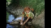 Pippi (Inger Nilsson) l&auml;sst den beiden Gaunern Donner-Karlsson und Bloom mit Rindenschiffchen etwas von ihren Wurstbroten zukommen.