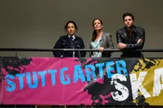 Jo Stoll (Peter Ketnath, r.) und Selma Kirsch (Yve Burbach, M.) sind in Begleitung von Sibylle Beyer (B&auml;rbel Stolz, l.) in die Skatehalle gefahren und beobachten einen aufschlussreichen Streit.