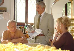 Robert (Christoph M. Ohrt, Mitte) versucht die Pasta-Hersteller Giovanni Galvani (Renzo Martini) und Carla (Veronika Faber) davon zu &uuml;berzeugen, dass ihr Gesch&auml;ft auf Hilfe angewiesen ist.