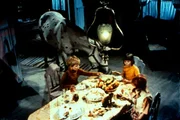 Tommi (P&auml;r Sundberg) und Anikka (Maria Person, Mi.) feiern mit Pippi Langstrumpf (Inger Nilsson) und ihren Tieren Geburtstag.