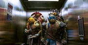 Zusammen mit der Journalistin April st&uuml;rzen sich Michelangelo (Noel Fisher, vorne l.), Leonardo (Pete Ploszek, vorne r.), Raphael (Alan Ritchson, hinten l.) und Donatello (Jeremy Howard, hinten r.) in den Kampf gegen die gef&auml;hrlichen Soldaten des "Foot Clans" ...