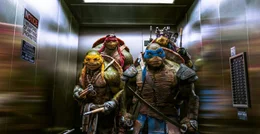 Zusammen mit der Journalistin April st&uuml;rzen sich Michelangelo (Noel Fisher, vorne l.), Leonardo (Pete Ploszek, vorne r.), Raphael (Alan Ritchson, hinten l.) und Donatello (Jeremy Howard, hinten r.) in den Kampf gegen die gef&auml;hrlichen Soldaten des "Foot Clans" ...