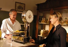 Die Anw&auml;ltin Julia Lichtenberg (Katharina B&ouml;hm) versucht, eine g&uuml;tliche Einigung mit dem Pasta-Hersteller Giovanni Galvani (Renzo Martini) zu erzielen.