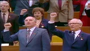 Die 1980er Jahre sind ein Jahrzehnt zwischen Vergnügungssucht und Zukunftsangst, Neuer Deutscher Welle und Wettrüsten. Die Teilung der Stadt ist scheinbar endgültig. In Ost und West wird Berlin zum Zentrum alternativer Lebensentwürfe. Am Ende des Jahrzehnts erzwingen die Bürger der DDR friedlich die Öffnung der Grenze. Die Mauer fällt und Berlin wird wieder eins. - Michail Gorbatschow zu Besuch in Ost-Berlin Die 1980er Jahre sind ein Jahrzehnt zwischen Vergnügungssucht und Zukunftsangst, Neuer Deutscher Welle und Wettrüsten. Die Teilung der Stadt ist scheinbar endgültig. In Ost und West wird Berlin zum Zentrum alternativer Lebensentwürfe. Am Ende des Jahrzehnts erzwingen die Bürger der DDR friedlich die Öffnung der Grenze. Die Mauer fällt und Berlin wird wieder eins. - Michail Gorbatschow zu Besuch in Ost-Berlin