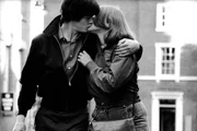 Mit 17 Jahren hat Ian Curtis (Sam Riley) seinem Freund Nick dessen Freundin Debbie (Samantha Morton) ausgespannt.