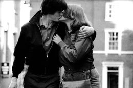Mit 17 Jahren hat Ian Curtis (Sam Riley) seinem Freund Nick dessen Freundin Debbie (Samantha Morton) ausgespannt.