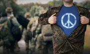 Zur Bundeswehr gehen oder den Kriegsdienst verweigern: eine Frage des Gewissens.