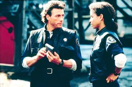 Timecop Max Walker (Jean-Claude van Damme) und seine Partnerin Fielding (Gloria Reuben)
