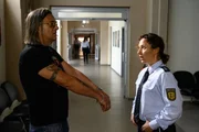 Schrotti (Michael Gaedt) stellt sich auf dem Polizeipräsidium. Doch nimmt Bille (Bärbel Stolz) ihm das Mordgeständnis zum Fall Mari? ab? Schrotti (Michael Gaedt) stellt sich auf dem Polizeipräsidium. Doch nimmt Bille (Bärbel Stolz) ihm das Mordgeständnis zum Fall Mari? ab?