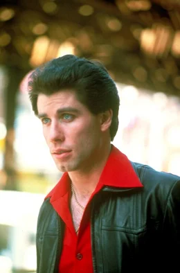 Tony (John Travolta) wuchs in bescheidenen Verh&auml;ltnissen in Brooklyn auf und tr&auml;umt von einer besseren Zukunft in Manhattan.